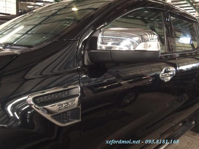 Ford Ranger XLT Cũ 2012 XLT màu đen.
